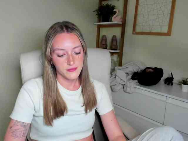 EvelynBlond26 webcam