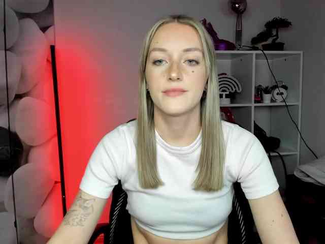 EvelynBlond26 webcam
