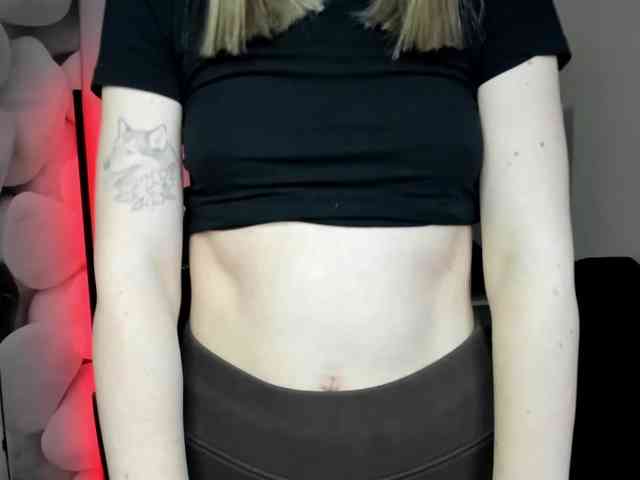 EvelynBlond26 webcam