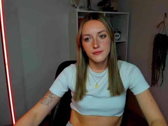 EvelynBlond26 webcam