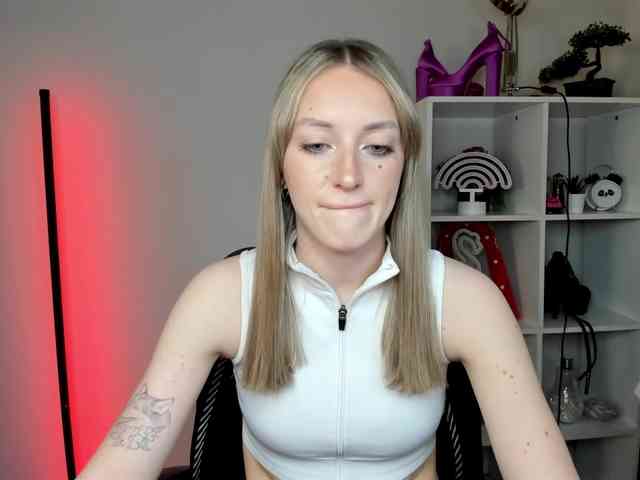 EvelynBlond26 webcam