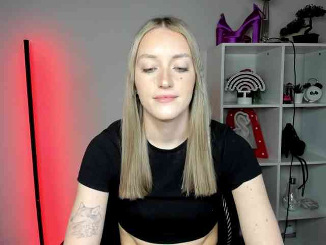 EvelynBlond26 webcam