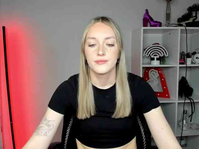 EvelynBlond26 webcam