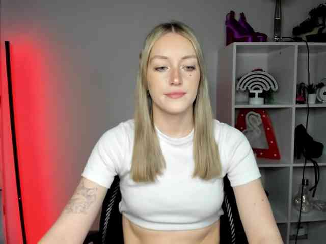 EvelynBlond26 webcam