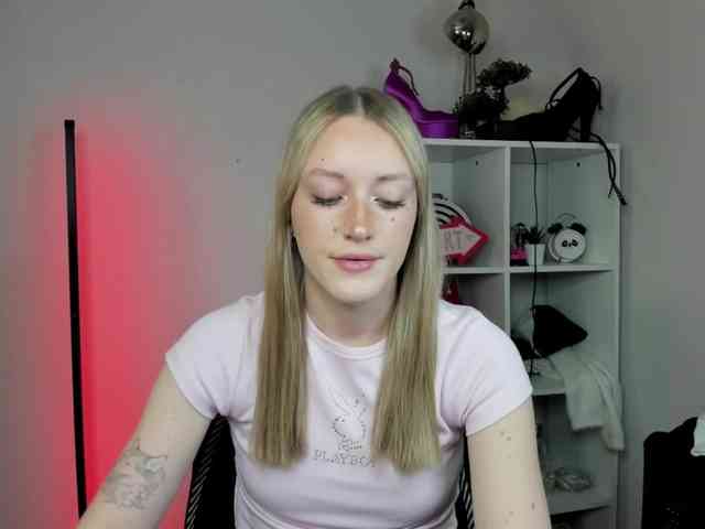 EvelynBlond26 webcam
