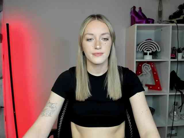 EvelynBlond26 webcam