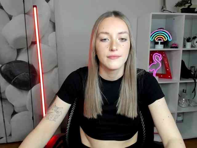 EvelynBlond26 webcam