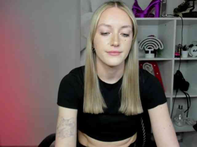 EvelynBlond26 webcam