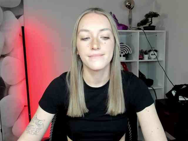 EvelynBlond26 webcam