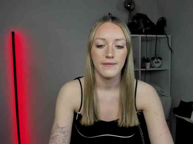 EvelynBlond26 webcam