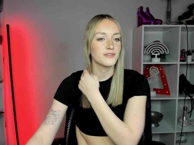 EvelynBlond26 webcam