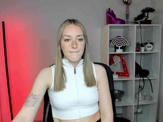 EvelynBlond26 webcam