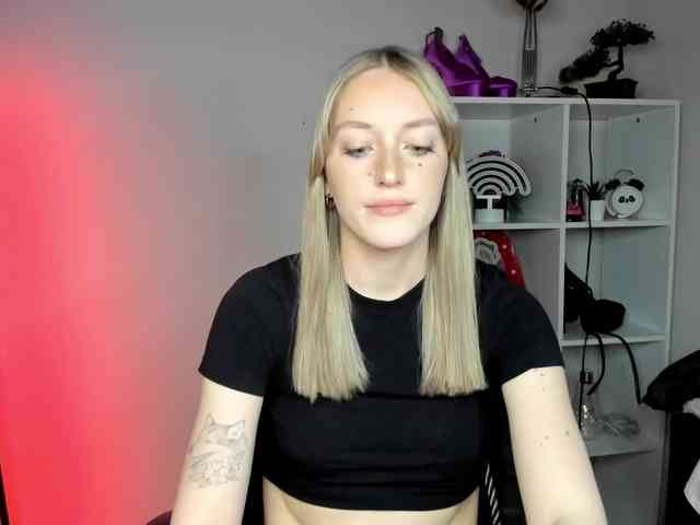 EvelynBlond26 webcam