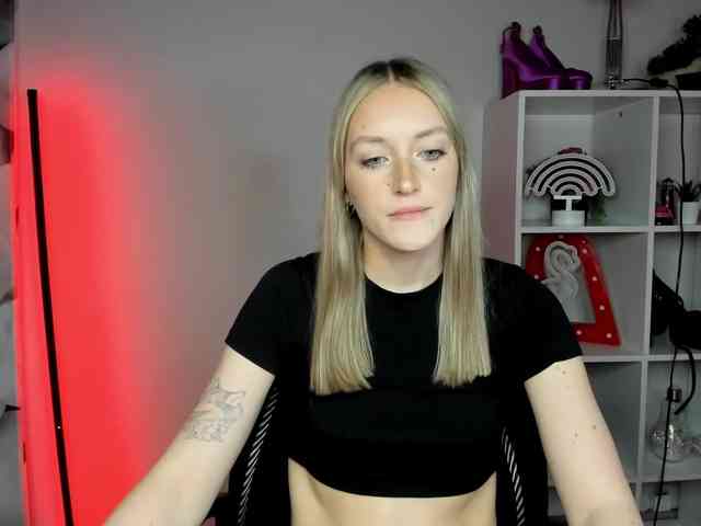 EvelynBlond26 webcam
