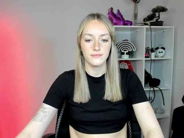 EvelynBlond26 webcam