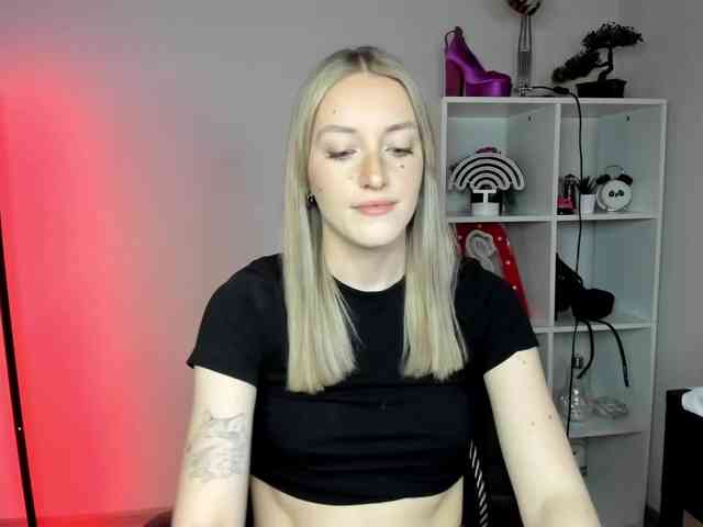 EvelynBlond26 webcam