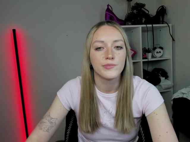 EvelynBlond26 webcam