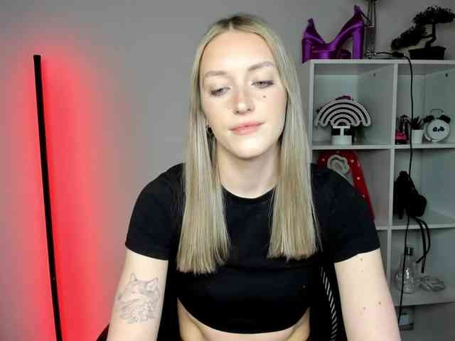 EvelynBlond26 webcam