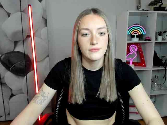 EvelynBlond26 webcam