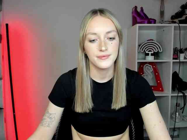 EvelynBlond26 webcam