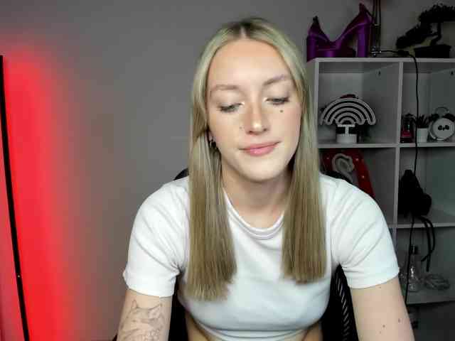 EvelynBlond26 webcam