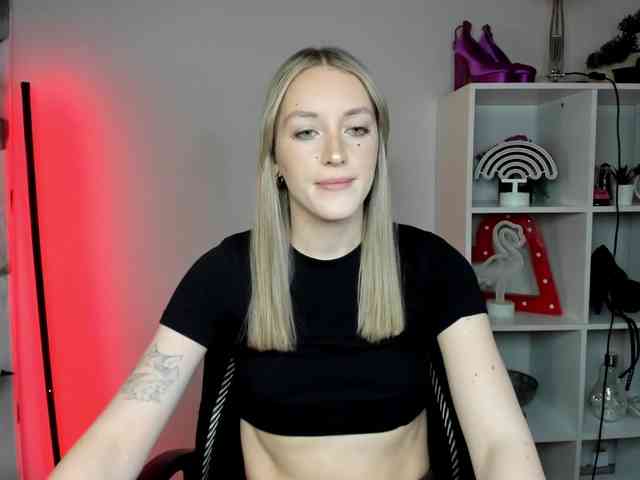 EvelynBlond26 webcam