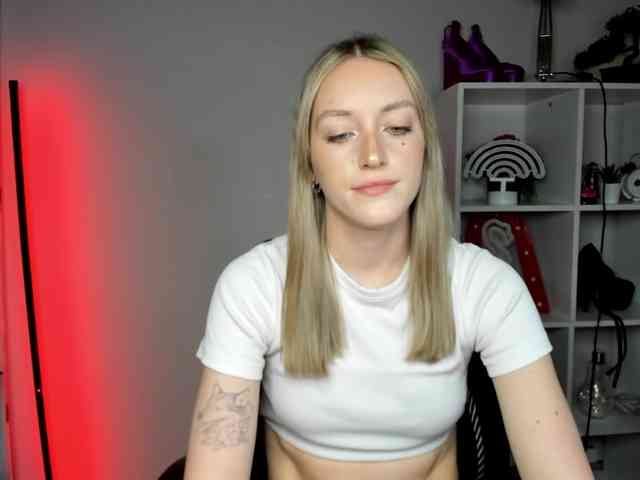 EvelynBlond26 webcam