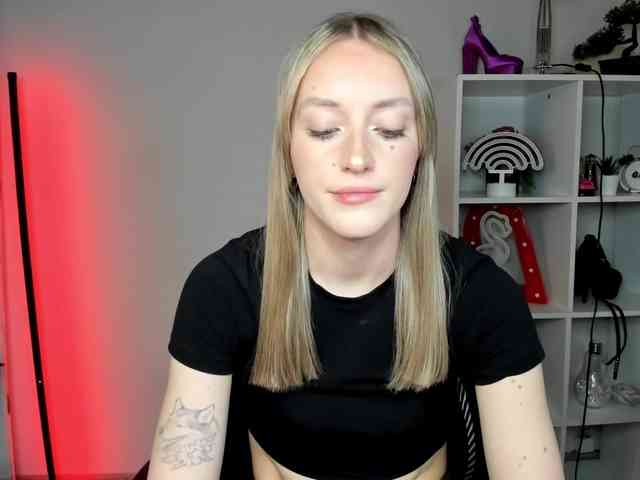 EvelynBlond26 webcam