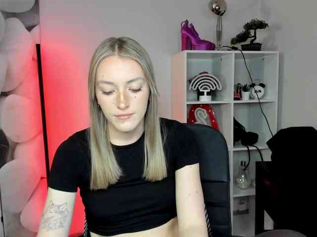 EvelynBlond26 webcam