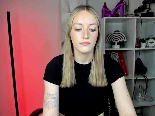 EvelynBlond26 webcam