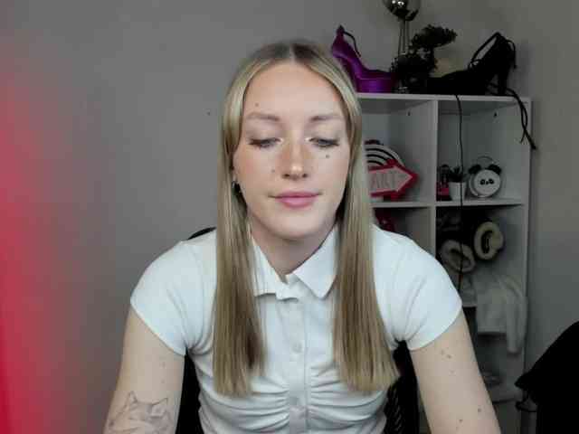 EvelynBlond Live Webcam on BongaCams