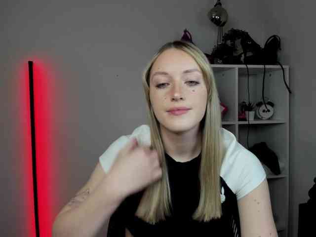 EvelynBlond26 webcam