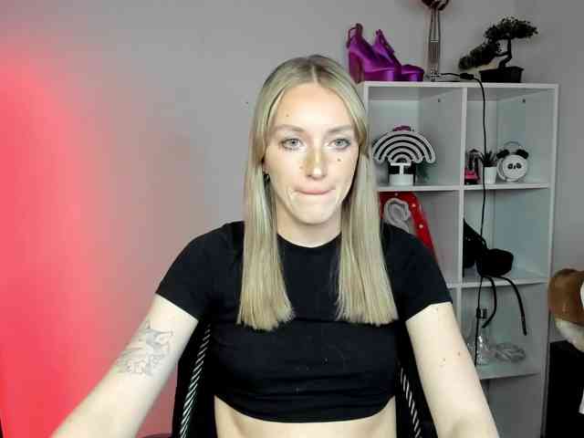 EvelynBlond26 webcam