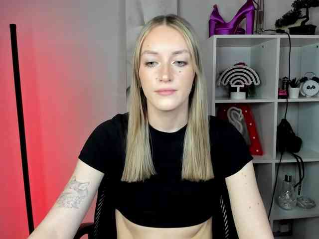 EvelynBlond26 webcam