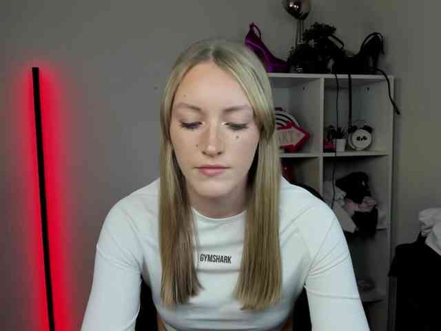 EvelynBlond26 webcam