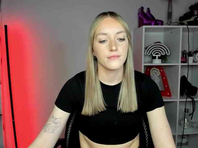 EvelynBlond26 webcam