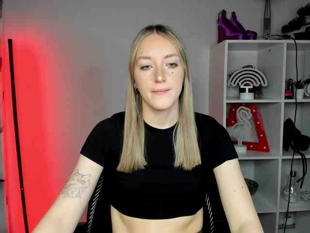 EvelynBlond26 webcam