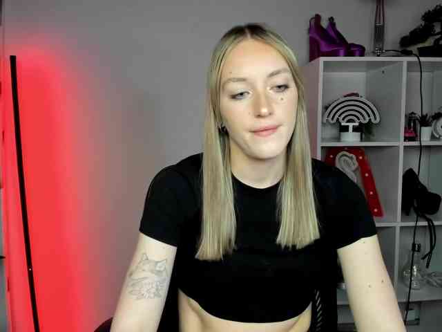EvelynBlond26 webcam