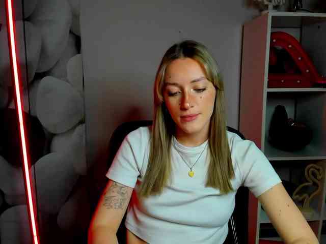 EvelynBlond26 webcam