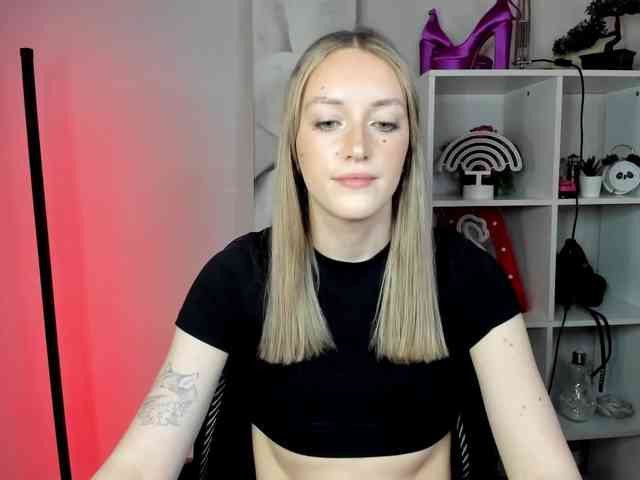 EvelynBlond26 webcam