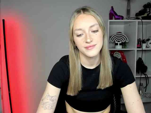 EvelynBlond26 webcam