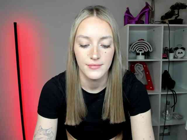 EvelynBlond26 webcam