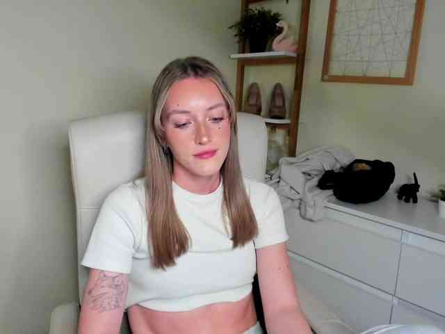 EvelynBlond26 webcam
