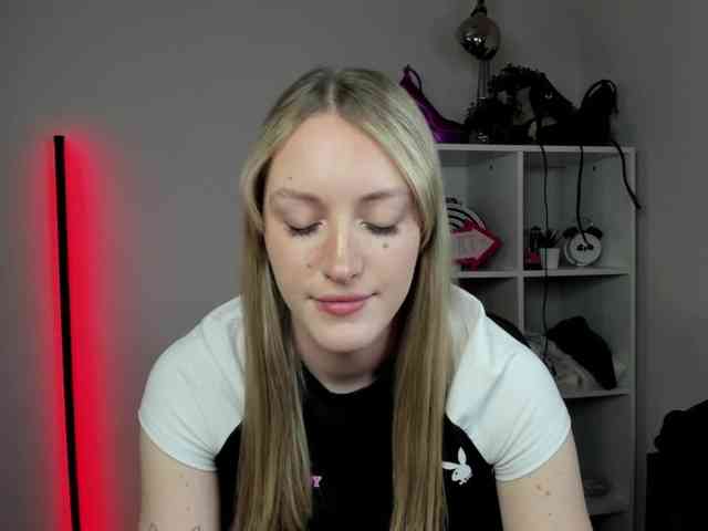 EvelynBlond26 webcam