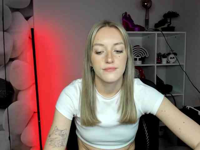 EvelynBlond26 webcam