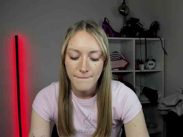 EvelynBlond26 webcam