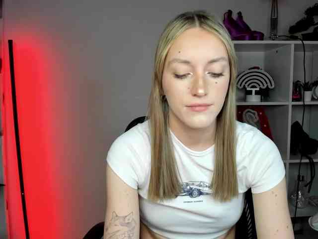 EvelynBlond26 webcam