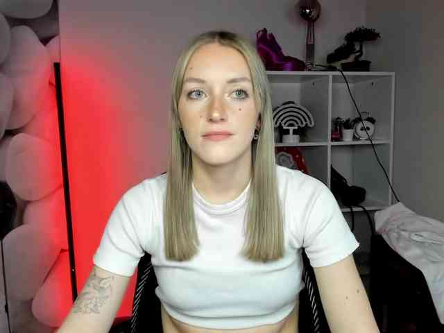 EvelynBlond26 webcam