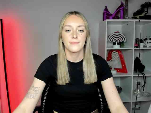 EvelynBlond26 webcam