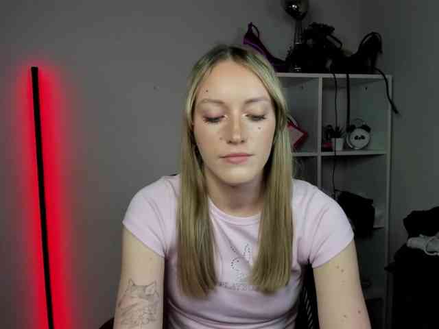 EvelynBlond26 webcam